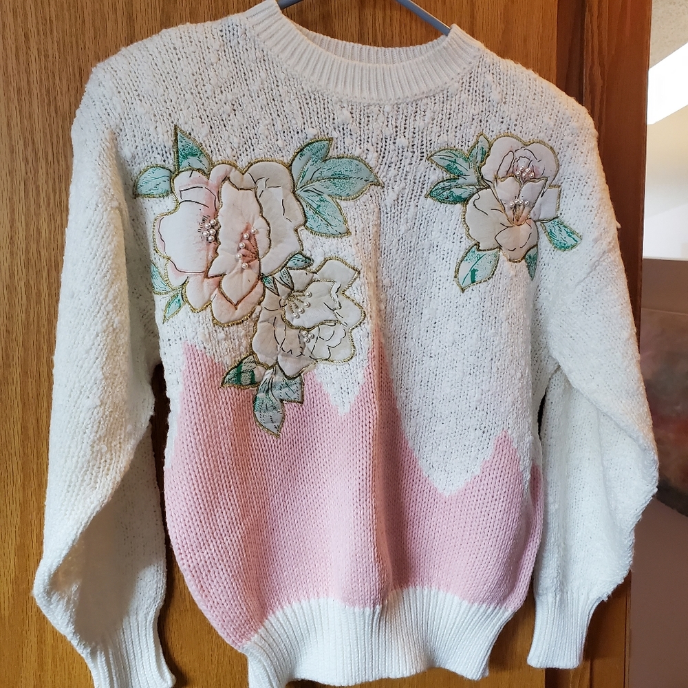 New Sweater. Size M. Needles and yarn.